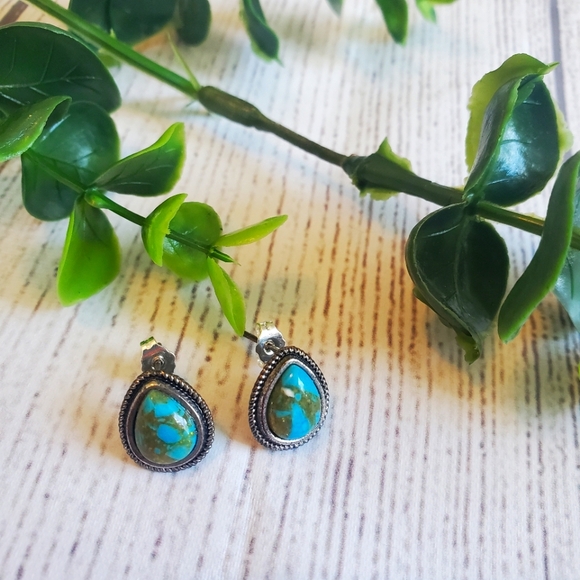 Jewelry - Turquoise & sliver teardrop stud earrings.